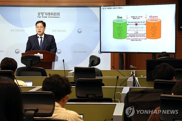 이병건 공정위 기업거래결합심사국장이 18일 신세계와 알리바바의 합작법인 설립 심사 결과를 발표하고 있다. [사진: 연합뉴스]