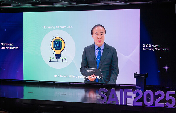 지난 15일 열린 '삼성 AI 포럼 2025'에서 삼성전자 전영현 대표이사 부회장이 개회사를 하고 있다. [사진: 삼성전자]