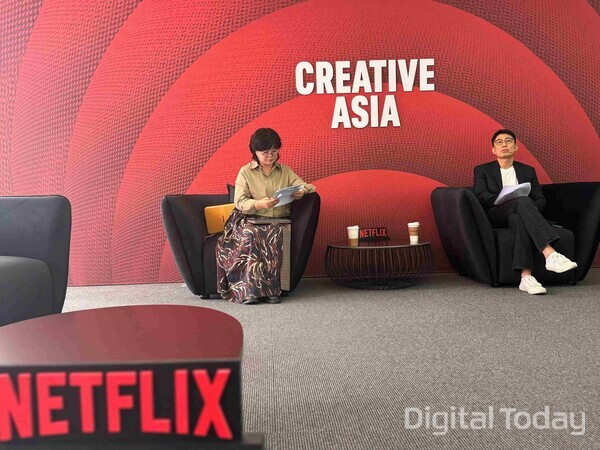 19일 넷플릭스 인사이트에서 대담을 나누는 김숙 컬쳐미디어랩 대표(왼)와 김태훈 팝칼럽리스트 [사진: 넷플릭스]
