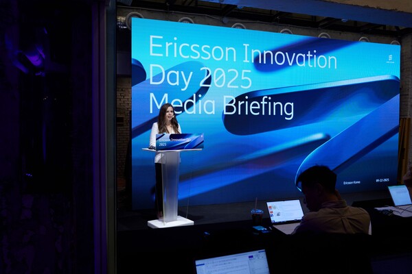 에릭슨코리아가 22일 서울 이태원에서 개최한 '에릭슨 이노베이션 데이 2025' 기자간담회에서 시벨 톰바즈 에릭슨코리아 CEO가 발표하고 있는 모습. [사진: 에릭슨코리아]