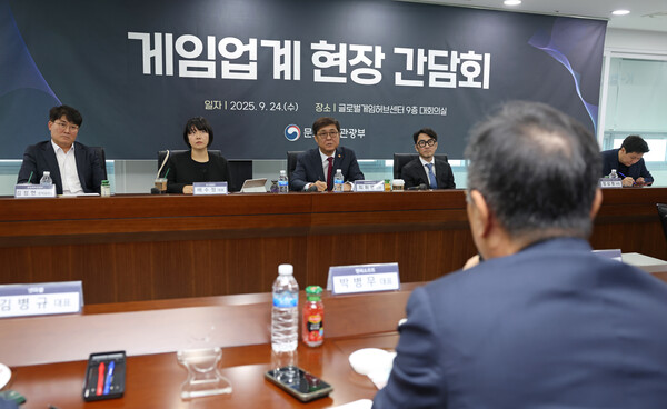 최휘영 문화체육관광부 장관이 24일 경기 성남 판교 글로벌게임허브센터에서 게임업계 대표들을 만나 간담회를 갖고 새 정부의 게임 정책 방향을 논의하고 있다. [사진: 문화체육관광부]