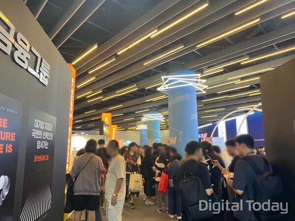 KBW2025 빗썸존에서 관람객들이 문전성시를 이루고 있다. [사진: 디지털투데이 손슬기 기자]