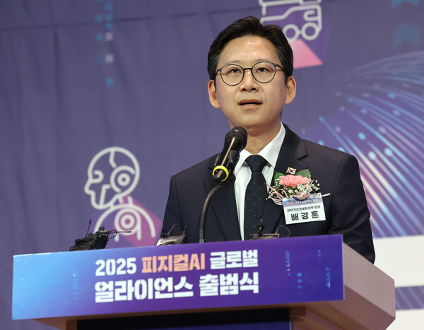  배경훈 과학기술정보통신부 장관이 29일 서울 중구 앰배서더 서울 풀만 호텔에서 열린 피지컬AI 글로벌 얼라이언스 출범식에서 개회사를 하고 있다. [사진: 연합뉴스]