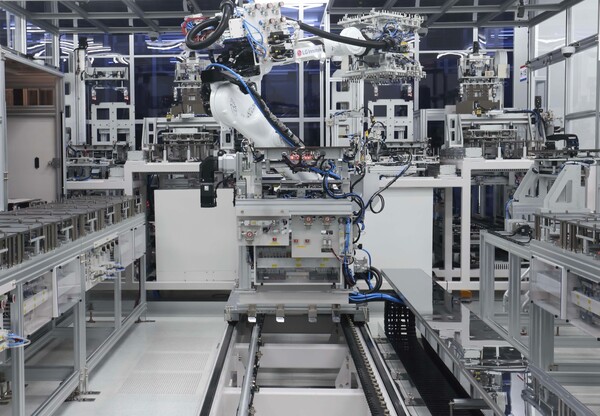 고객이 요구한 스펙(두께, 크기 등)에 맞게 제품이 구현됐는지 검사하는 LQC(Line Quality Control) 과정 [사진: LG이노텍]