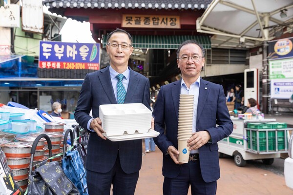 김명규 쿠팡이츠서비스 대표(왼)과 이충환 전국상인연합회 회장이 전통시장 지원 친환경 포장재를 들고 있다 [사진: 쿠팡]