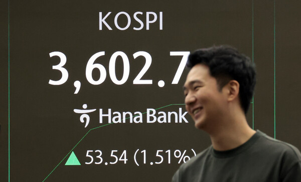 10일 서울 중구 하나은행 딜링룸 현황판에 코스피 지수 등이 표시되고 있다. 이날 코스피 지수는 전 거래일 대비 48.90포인트(1.38%) 오른 3,598.11에, 코스닥은 4.61포인트(0.54%) 오른 858.86에 개장했다. [사진: 연합뉴스]