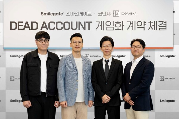 (왼쪽부터) 조경주, 박영재 이안게임즈 공동대표, 후루카와 신 코단샤 부장, 백영훈 스마일게이트 홀딩스 메가포트 부문 대표가 기념사진을 촬영하고 있다. [사진: 스마일게이트]