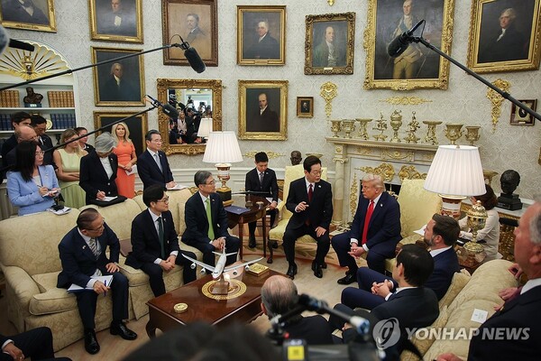 이재명 대통령이 25일(현지시간) 미국 워싱턴 DC 백악관 오벌오피스에서 도널드 트럼프 미국 대통령과 한미 정상회담을 하고 있다. [사진: 연합뉴스]