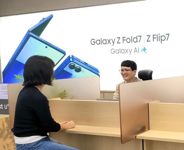 더현대 서울에서 삼성전자서비스 엔지니어가 '바로 서비스'를 제공하는 모습 [사진: 삼성전자]