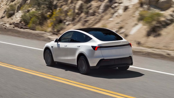 테슬라가 저가형 모델Y에 비용 절감과 제조 효율성을 이유로 직물 지붕을 선택했다. [사진: 테슬라]