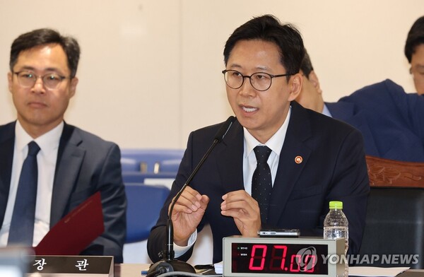 배경훈 부총리 겸 과학기술정보통신부 장관이 13일 정부세종청사에서 열린 국회 과학기술정보방송통신위원회의 과학기술정보통신부에 대한 국정감사에서 여야 위원들의 질의에 답하고 있다. [사진: 연합뉴스]