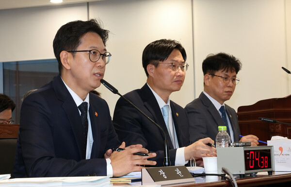 배경훈 부총리 겸 과학기술정보통신부 장관이 13일 정부세종청사에서 열린 국회 과학기술정보방송통신위원회의 과학기술정보통신부에 대한 국정감사에서 여야 위원들의 질의에 답하고 있다. [사진: 연합뉴스]