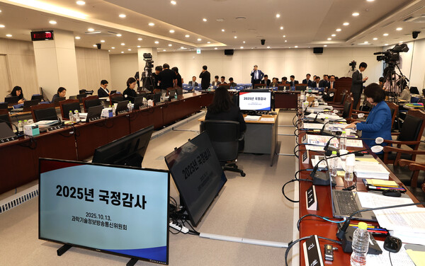 13일 정부세종청사에서 열린 국회 과학기술정보방송통신위원회의 과학기술정보통신부에 대한 국정감사가 국민의힘 김장겸 의원이 'AI(인공지능) 가짜뉴스'의 위험성을 지적하는 과정에서 여야 간 고성이 오가며 정회됐다.  [사진: 연합뉴스]