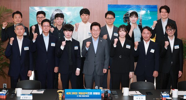 이재명 대통령이 15일 국내 게임사 크래프톤의 게임·문화 플랫폼 서울 성동구 '펍지 성수'에서 열린 K-게임 현장 간담회에서 참석자들과 기념촬영을 하고 있다. [사진: 연합뉴스]