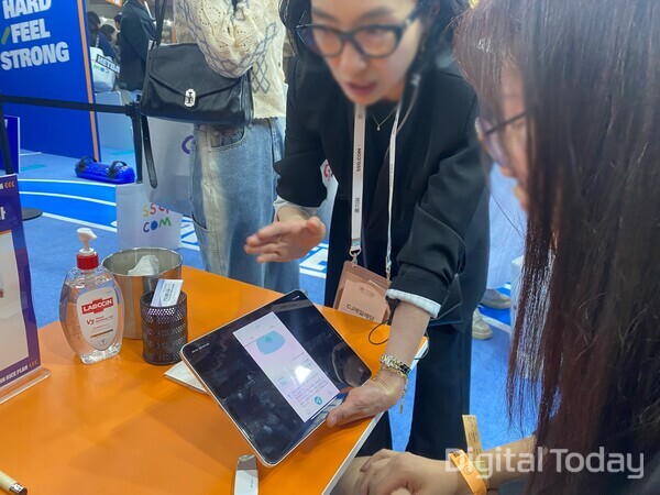 CJ제일제당 부스에서 신체 나이를 측정하는 고객들. [사진: 디지털투데이 손슬기 기자]