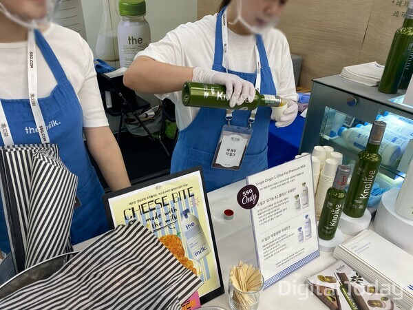 레 제주 더 밀크 부스. 제주에서 올리브를 먹여 키운 젓소에서 짠 유기농 우유를 판매하는 브랜드다. [사진: 디지털투데이 손슬기 기자]