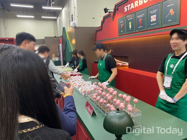 스타벅스 부스에선 출시 예정인 디저트와 음료 시음 행사를 진행했다. [사진: 디지털투데이 손슬기 기자]