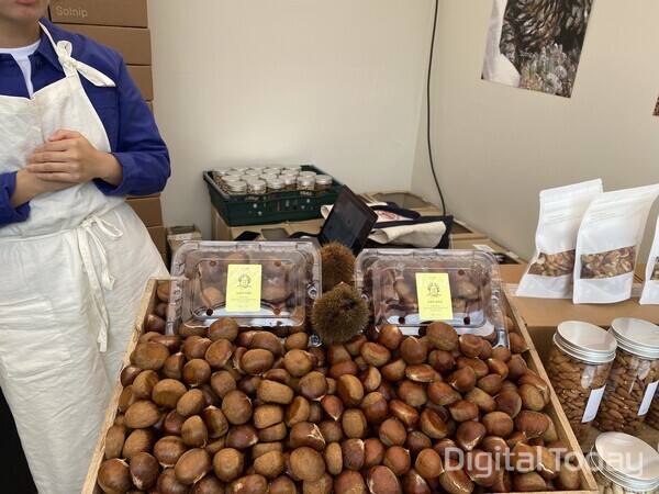 프리미엄 견과 브랜드 솔닙의 청년 사장님이 쓱닷컴 전용 상품을 소개하고 있다. [사진: 디지털투데이 손슬기 기자]