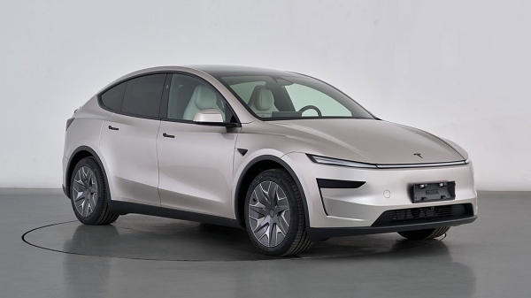 새롭게 선보인 테슬라 모델Y L [사진: SawyerMerritt 엑스]