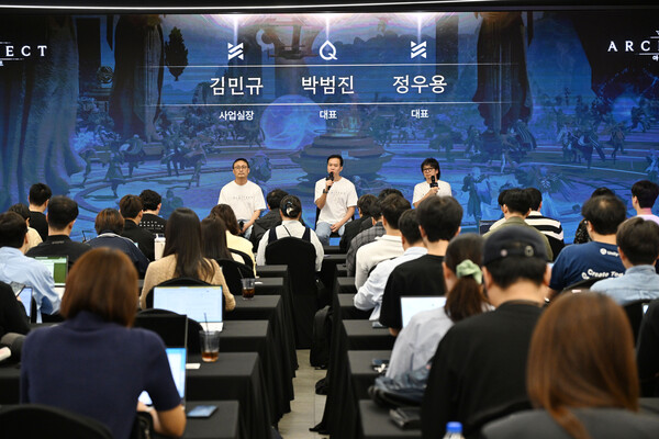 (오른쪽부터)정우용 드림에이지 대표, 박범진 아쿠아트리 대표, 김민규 드림에이지 게임사업3실 실장이 질의응답을 하고 있다. [사진: 드림에이지]