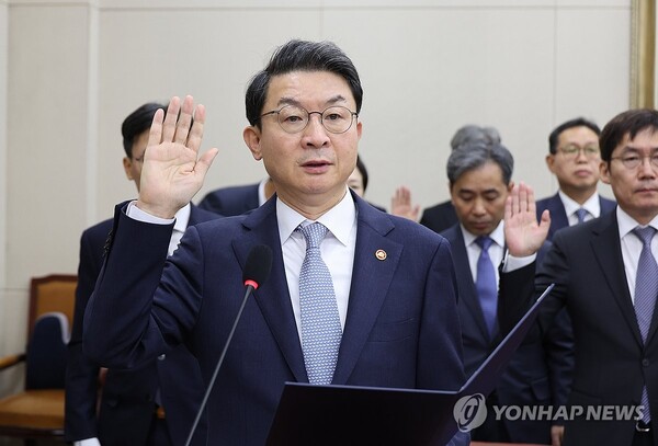 이억원 금융위원장이 20일 국정감사에 출석해 선서하고 있다. [사진: 연합뉴스]