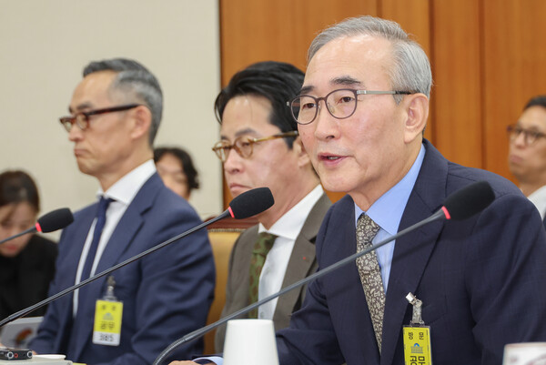 김영섭 KT 대표이사가 지난달 24일 서울 여의도 국회 과학기술정보방송통신위원회에서 열린 통신·금융 대규모 해킹사고에 대한 청문회에서 위원 질의에 답하고 있다. [사진: 연합뉴스]