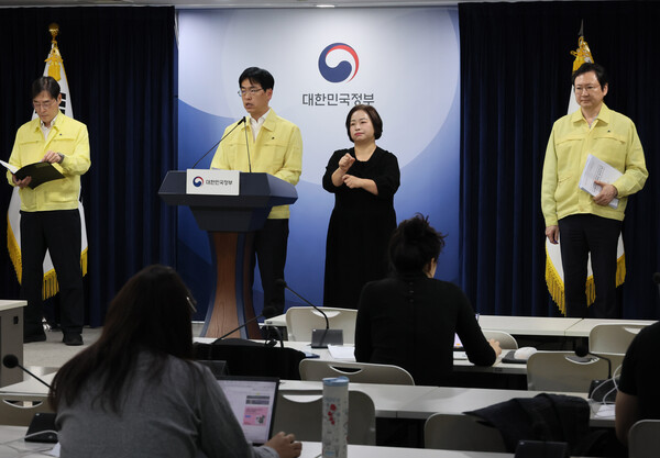 김민재 중앙재난안전대책본부 제1차장(행정안전부 차관)이 20일 서울 종로구 정부서울청사에서 국가정보자원관리원 화재 관련 브리핑을 하고 있다. [사진: 연합뉴스]