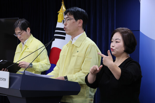 김민재 중앙재난안전대책본부 제1차장(행정안전부 차관)이 20일 서울 종로구 정부서울청사에서 국가정보자원관리원 화재 관련 브리핑을 하고 있다. [사진: 연합뉴스]