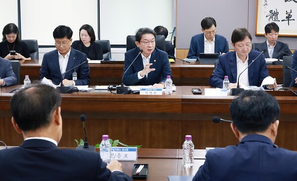 이억원 금융위원장 [사진: 금융위, 연합뉴스]