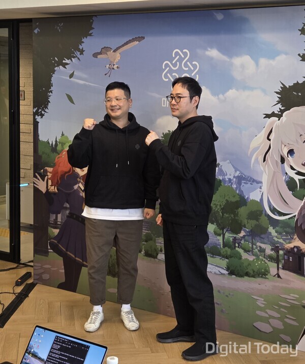 강민철 마비노기 모바일 사업실장(왼쪽)과 이진훈 데브캣 마비노기 모바일 디렉터가 간담회 기념사진을 촬영하고 있다. [사진: 이호정 기자]