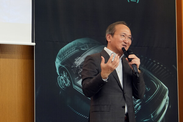 이석희 SK온 CEO가 지난 20일 서울 서대문구 연세대학교 백양누리 IBK홀에서 특강을 진행하고 있다. [사진: SK온]