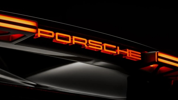 포르쉐는 하이브리드 모델로의 전환을 통해 전기차 시장에서 새로운 전략을 모색하고 있다. [사진: 포르쉐]