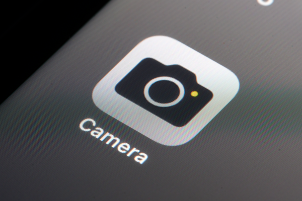 iOS 26.1 베타4에서 잠금화면 카메라 버튼을 비활성화할 수 있는 기능이 추가된다. [사진: 셔터스톡]