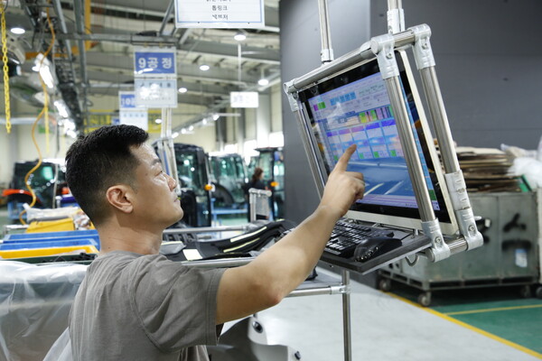 농기계 제조업체 위제스(전북 익산 소재) 직원이 관리 시스템을 통해 생산 공정을 제어하고 있다. [사진: 삼성전자]