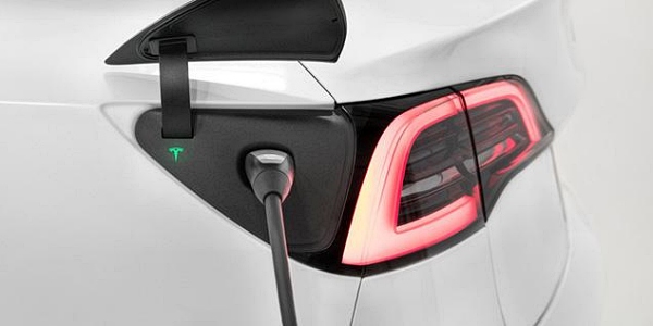 테슬라 슈퍼차저 충전소에서 모델Y 전기차를 충전하는 모습 [사진: 테슬라]