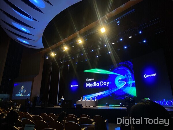 21일 서울 코엑스에서 열린 '지마켓 미디어데이' 행사장에서 제임스 장 대표(맨 왼쪽)가 비전을 설명하고 있다. [사진: 디지털투데이 손슬기 기자]
