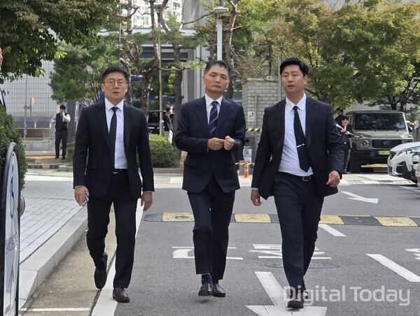 SM엔터테인먼트 시세 조종 공모 의혹을 받은 카카오 창업자 김범수 경영쇄신위원장이 21일 양천구 서울남부지방법원에서 열린 1심 선고공판에 출석하고 있다. [사진: 이호정 기자]