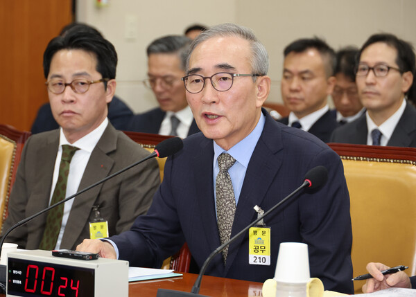 김영섭 KT 대표이사(사진 오른쪽)[사진: 연합뉴스]