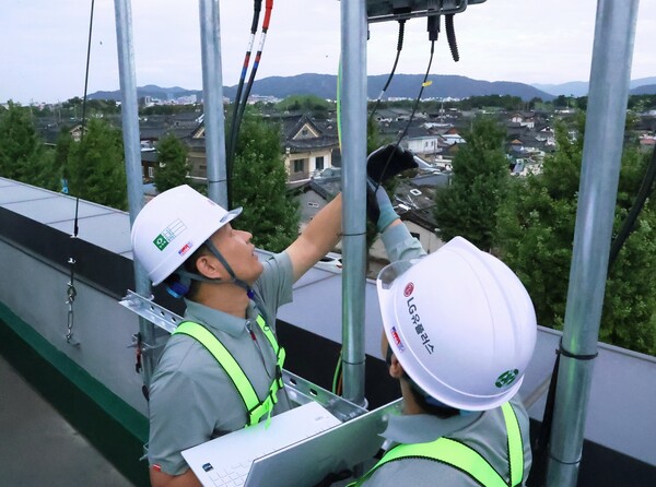  경주 황리단길 인근 통신 장비를 점검하는 LG유플러스 직원의 모습. [사진: LG유플러스]