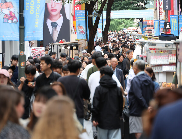 관광객들로 붐비는 명동 거리. [사진: 연합뉴스]