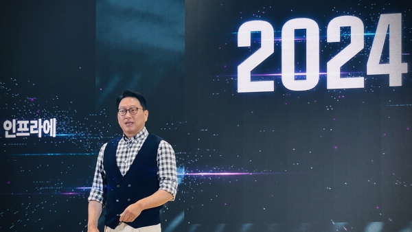 SK AI 서밋 2024에서 최태원 SK그룹 회장이 기조 연설을 하고 있다. [사진: 석대건 기자]