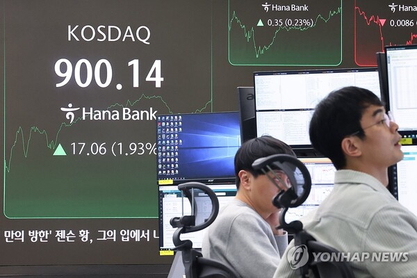 스피가 사상 처음으로 4000선을 돌파한 27일 서울 중구 하나은행 본점 딜링룸 현황판에 코스닥 지수가 표시돼 있다. 이날 코스닥 지수는 전장보다 7.15포인트(0.81%) 오른 890.23으로 출발해 장중 900선을 돌파했다. [사진: 연합뉴스]
