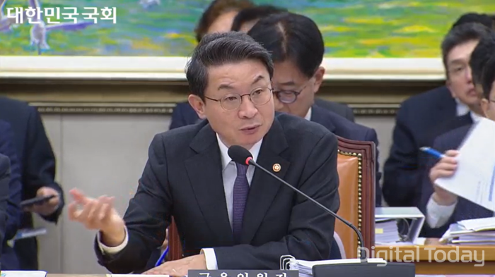 이억원 금융위원장이 27일 서울 여의도 국회에서 열린 정무위원회 국정감사에서 답변하고 있다. [사진: 국회 의사중계시스템]