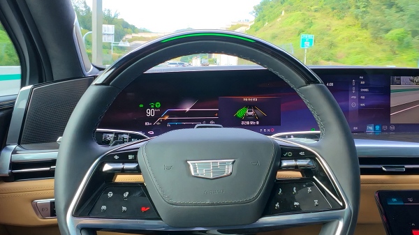 슈퍼크루즈 핸즈프리 주행 모습 [사진: GM]