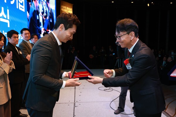 김명주 경상남도 경제부지사(오)가 쿠팡 CLS 곽형주 상무에게 표창을 수여하고 있다. [사진: 쿠팡]