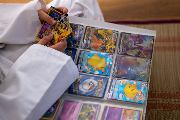 주식, 부동산, 암호화폐 대신 포켓몬 카드가 투자 대안이 될 수 있을까.  [사진: 셔터스톡]