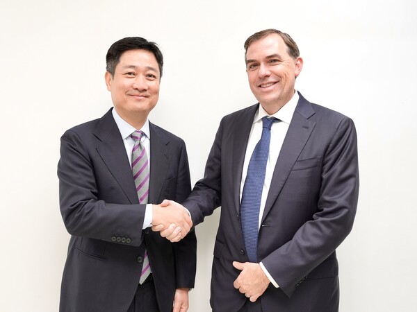 ‘2025 APEC CEO 서밋’ 현장에서 홍범식 LG유플러스 대표(왼쪽)와 맷 가먼 AWS CEO가 기념촬영을 하는 모습. [사진: AWS]