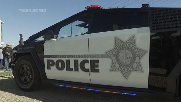 사이버트럭이 경찰차로 투입됐다. [사진: AP 통신 유튜브]