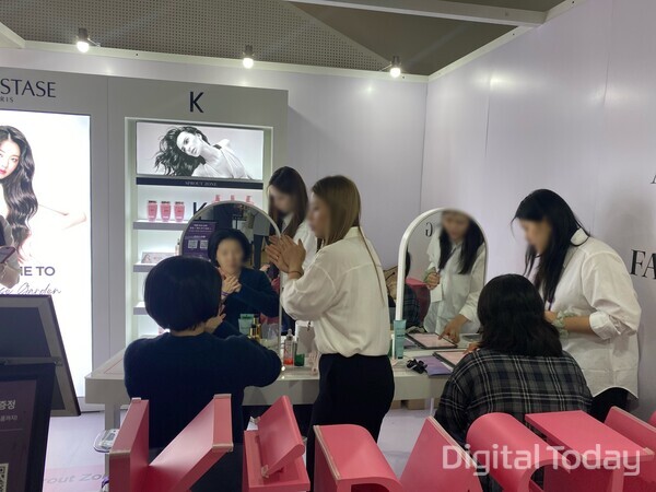 케라스타즈 부스에서 두피 컨설팅을 받는 고객들. [사진: 디지털투데이 손슬기 기자]