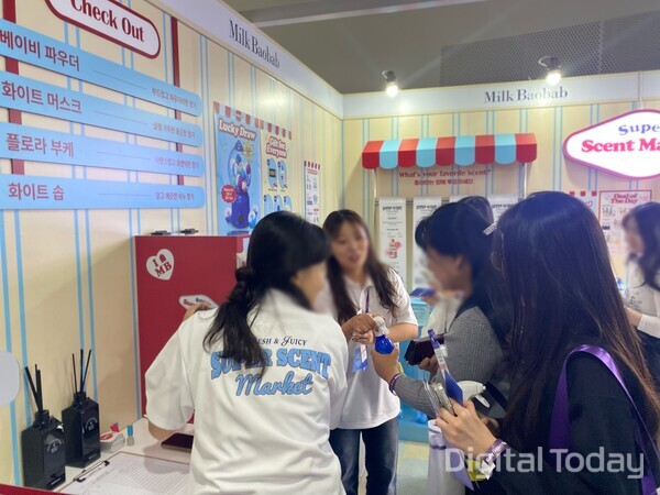 밀크바오밥 부스에서 이벤트에 참여한 고객에게 경품을 나눠주고 있다. [사진: 디지털투데이 손슬기 기자]